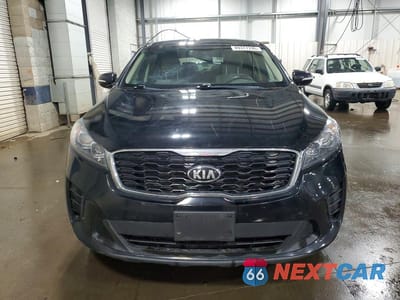 Piąte zdjęcie samochodu w środku: 2019 KIA SORENTO LX VIN:5XYPG4A3XKG536929 - miniatura
