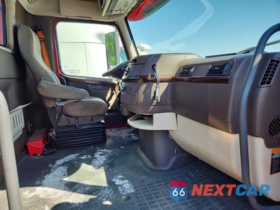 Piąte zdjęcie samochodu w środku: 2017 VOLVO VNL SEMI TRUCK VIN:4V4N39EHXHN960560 - miniatura