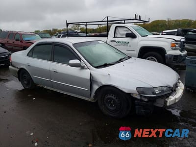 Czwarte zdjęcie samochodu z boku: 2001 HONDA ACCORD 4D LX VIN:JHMCG66501C002117 - miniatura