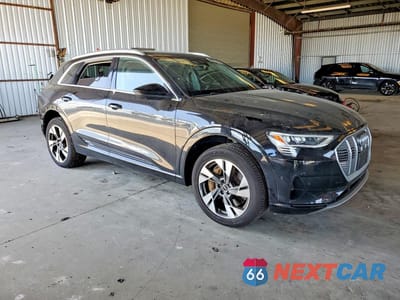 Czwarte zdjęcie samochodu z boku: 2022 AUDI E-TRON PREMIUM PLUS VIN:WA1LAAGE0NB031806 - miniatura