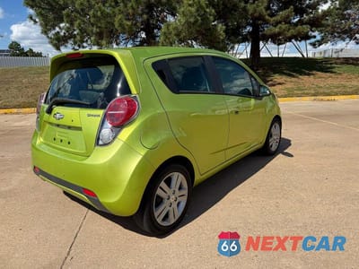 Czwarte zdjęcie samochodu z boku: 2014 CHEVROLET SPARK 1LT VIN:KL8CD6S91EC410210 - miniatura