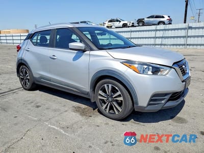 Czwarte zdjęcie samochodu z boku: 2020 NISSAN KICKS SV VIN:3N1CP5CV4LL506289 - miniatura