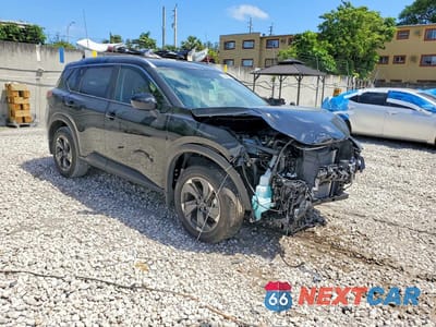 Czwarte zdjęcie samochodu z boku: 2025 NISSAN ROGUE SV VIN:5N1BT3BA6SC675081 - miniatura