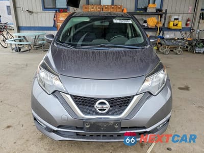 Piąte zdjęcie samochodu w środku: 2018 NISSAN VERSA NOTE SV VIN:3N1CE2CP1JL357035 - miniatura