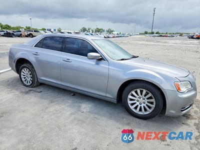 Czwarte zdjęcie samochodu z boku: 2013 CHRYSLER 300 VIN:2C3CCAAG1DH572285 - miniatura