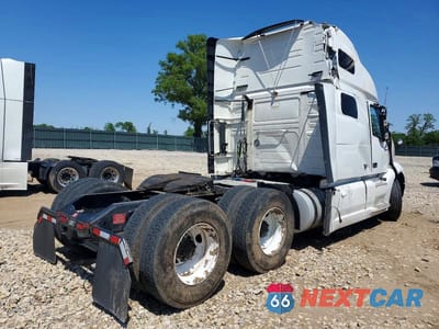 Czwarte zdjęcie samochodu z boku: 2023 VOLVO VN VNL VIN:4V4NC9EH2PN329879 - miniatura
