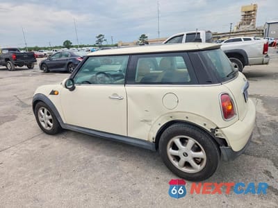 Drugie zdjęcie samochodu z przodu: 2010 MINI COOPER VIN:WMWMF3C51ATZ24145 - miniatura