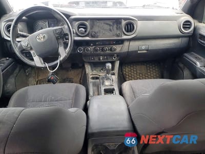 Zdjęcie 8 z 12 samochodu: 2018 TOYOTA TACOMA SR5 V6 VIN:5TFDZ5BNXJX036025 - miniatura
