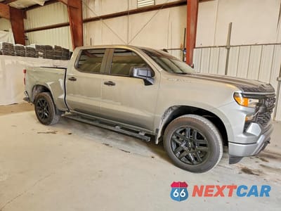Czwarte zdjęcie samochodu z boku: 2025 CHEVROLET SILVERADO K1500 CUSTOM VIN:1GCPKBEK2SZ258226 - miniatura
