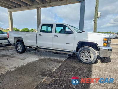 Czwarte zdjęcie samochodu z boku: 2018 CHEVROLET SILVERADO K2500 HEAVY DUTY VIN:1GC1KUEG2JF257526 - miniatura