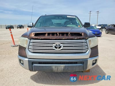 Piąte zdjęcie samochodu w środku: 2016 TOYOTA TUNDRA CREWMAX LIMITED VIN:5TFFW5F19GX206280 - miniatura