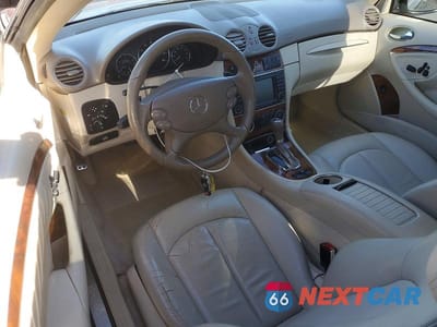 Zdjęcie 8 z 12 samochodu: 2008 MERCEDES-BENZ CLK 550 VIN:WDBTK72F28T090701 - miniatura