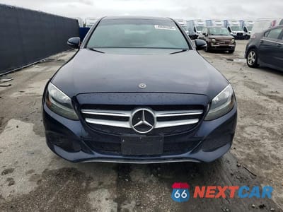 Piąte zdjęcie samochodu w środku: 2018 MERCEDES-BENZ C 300 4MATIC VIN:55SWF4KB8JU242678 - miniatura