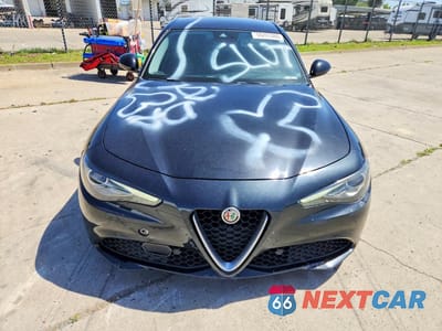 Piąte zdjęcie samochodu w środku: 2018 ALFA ROMEO GIULIA TI VIN:ZARFAECN9J7579774 - miniatura