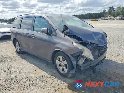 Czwarte zdjęcie samochodu z boku: 2012 TOYOTA SIENNA LE 8-PASSENGER VIN:5TDKK3DC7CS261006 - miniatura