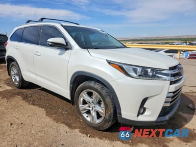 Czwarte zdjęcie samochodu z boku: 2019 TOYOTA HIGHLANDER LIMITED VIN:5TDDZRFH4KS738019 - miniatura