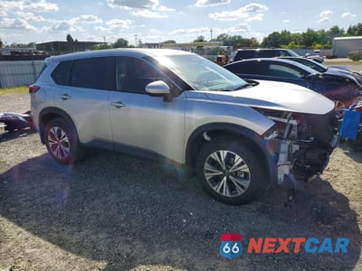Czwarte zdjęcie samochodu z boku: 2023 NISSAN ROGUE SV VIN:JN8BT3BB9PW488988 - miniatura