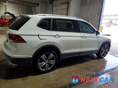 Trzecie zdjęcie samochodu z tyłu: 2020 VOLKSWAGEN TIGUAN SE VIN:3VV2B7AX5LM034428 - miniatura