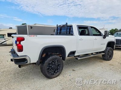 Trzecie zdjęcie samochodu z tyłu: 2020 CHEVROLET SILVERADO K2500 HEAVY DUTY LT VIN:1GC4YNEY1LF340815 - miniatura