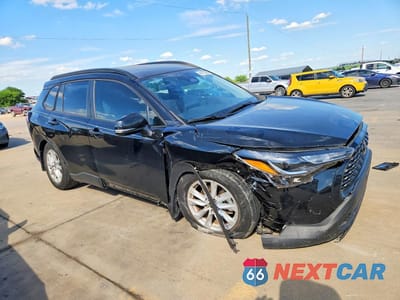 Czwarte zdjęcie samochodu z boku: 2023 TOYOTA COROLLA CROSS LE VIN:7MUCAAAG3PV044924 - miniatura