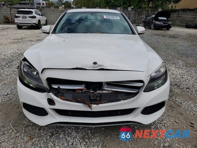 Piąte zdjęcie samochodu w środku: 2015 MERCEDES-BENZ C 300 4MATIC VIN:55SWF4KB2FU017941 - miniatura