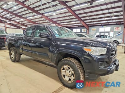 Czwarte zdjęcie samochodu z boku: 2018 TOYOTA TACOMA SR VIN:5TFSX5EN0JX059984 - miniatura