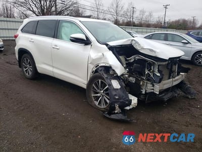 Czwarte zdjęcie samochodu z boku: 2018 TOYOTA HIGHLANDER XLE VIN:5TDJZRFH8JS885932 - miniatura