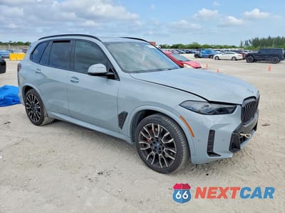 Czwarte zdjęcie samochodu z boku: 2025 BMW X5 XDRIVE50E VIN:5UX43EU04S9X54774 - miniatura