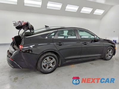 Trzecie zdjęcie samochodu z tyłu: 2023 KIA K5 LXS VIN:5XXG14J22PG203340 - miniatura