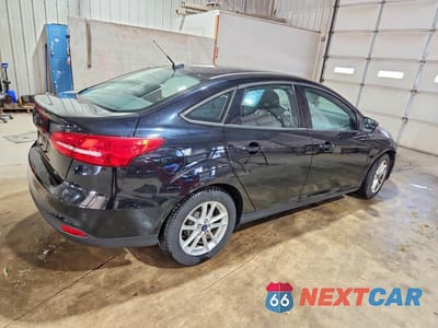 Trzecie zdjęcie samochodu z tyłu: 2016 FORD FOCUS SE VIN:1FADP3F20GL256595 - miniatura
