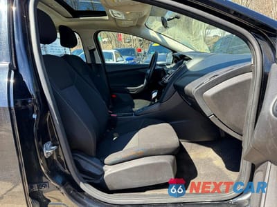 Piąte zdjęcie samochodu w środku: 2018 FORD FOCUS SEL VIN:1FADP3M28JL225816 - miniatura