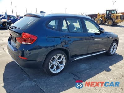 Trzecie zdjęcie samochodu z tyłu: 2015 BMW X1 SDRIVE28I VIN:WBAVM1C51FVW58247 - miniatura