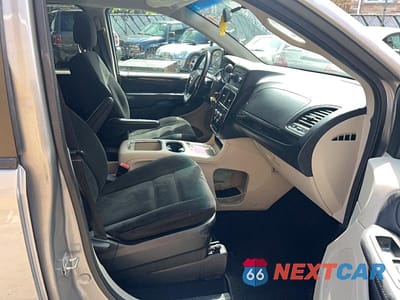 Piąte zdjęcie samochodu w środku: 2016 DODGE GRAND CARAVAN SXT VIN:2C4RDGCG6GR333722 - miniatura