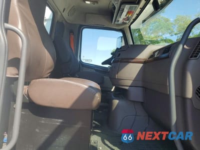 Piąte zdjęcie samochodu w środku: 2018 VOLVO VNL SEMI TRUCK VIN:4V4N39TG5JN892460 - miniatura