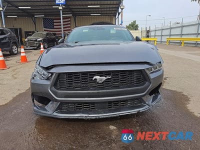 Piąte zdjęcie samochodu w środku: 2025 FORD MUSTANG VIN:1FA6P8TH8S5103913 - miniatura