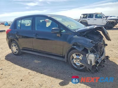 Czwarte zdjęcie samochodu z boku: 2009 NISSAN VERSA 1.8 S VIN:3N1BC13E09L370171 - miniatura