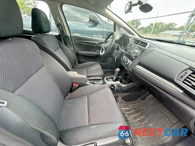 Piąte zdjęcie samochodu w środku: 2019 HONDA FIT LX VIN:3HGGK5H48KM702520 - miniatura