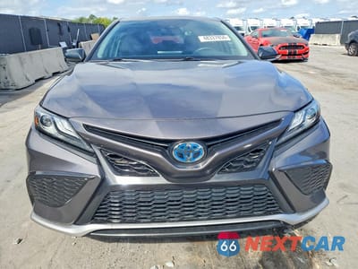 Piąte zdjęcie samochodu w środku: 2021 TOYOTA CAMRY HYBRID XSE VIN:4T1K31AK3MU565584 - miniatura