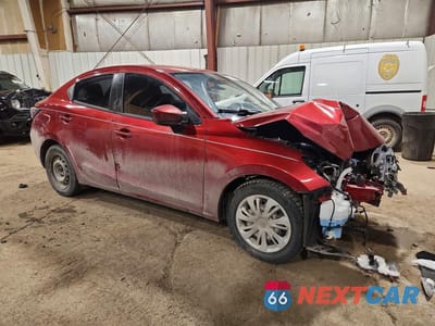 Czwarte zdjęcie samochodu z boku: 2019 TOYOTA YARIS L VIN:3MYDLBYV0KY512498 - miniatura