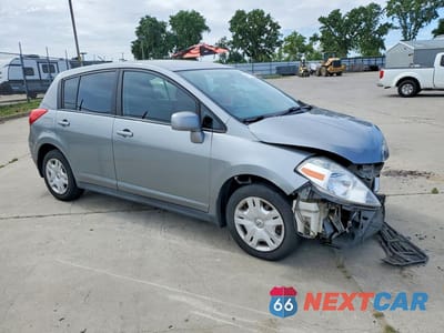Czwarte zdjęcie samochodu z boku: 2010 NISSAN VERSA 1.8 S VIN:3N1BC1CP1AL465022 - miniatura