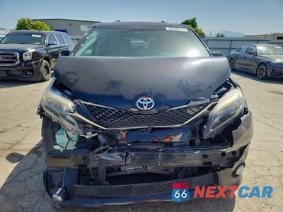 Piąte zdjęcie samochodu w środku: 2017 TOYOTA SIENNA SE VIN:5TDXZ3DCXHS801392 - miniatura