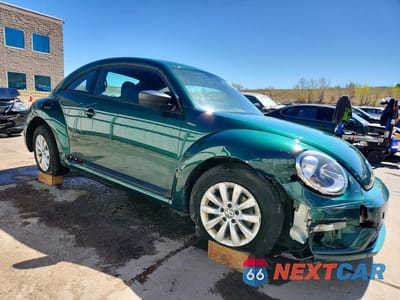 Czwarte zdjęcie samochodu z boku: 2017 VOLKSWAGEN BEETLE 1.8T VIN:3VWF17AT8HM609867 - miniatura