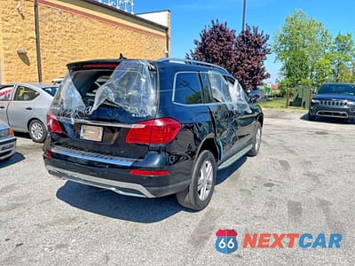 Czwarte zdjęcie samochodu z boku: 2015 MERCEDES-BENZ GL 450 4MATIC VIN:4JGDF6EE4FA475169 - miniatura