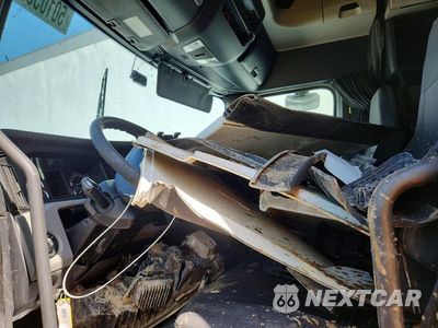 Piąte zdjęcie samochodu w środku: 2020 FREIGHTLINER CASCADIA 126