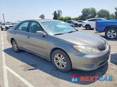 Czwarte zdjęcie samochodu z boku: 2005 TOYOTA CAMRY LE V6 VIN:4T1BF32K45U599679 - miniatura
