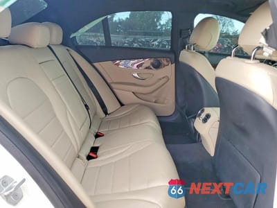 Zdjęcie 10 z 12 samochodu: 2015 MERCEDES-BENZ C 300 4MATIC VIN:55SWF4KBXFU029111 - miniatura