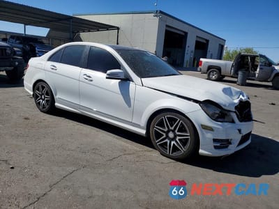 Czwarte zdjęcie samochodu z boku: 2014 MERCEDES-BENZ C 300 4MATIC VIN:WDDGF8AB5ER316062 - miniatura