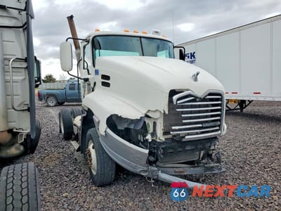 2011 MACK CXU612 SEMI TRUCK 1M1AW01Y7BM002685 - główne zdjęcie licytacji z USA - miniatura