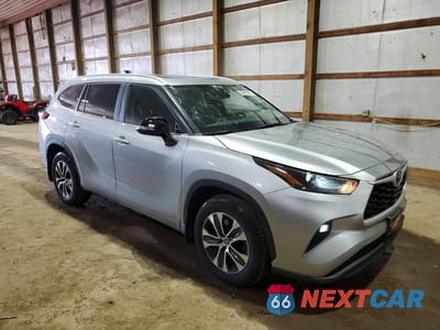 Czwarte zdjęcie samochodu z boku: 2023 TOYOTA HIGHLANDER XLE VIN:5TDKDRAH0PS006216 - miniatura