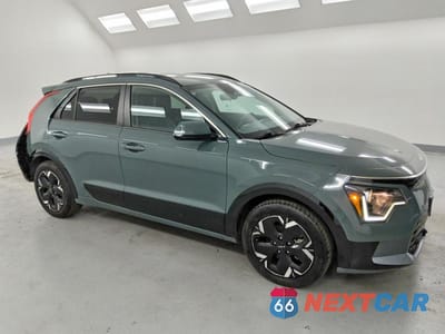 Czwarte zdjęcie samochodu z boku: 2023 KIA NIRO EV WIND VIN:KNDCR3L1XP5036218 - miniatura